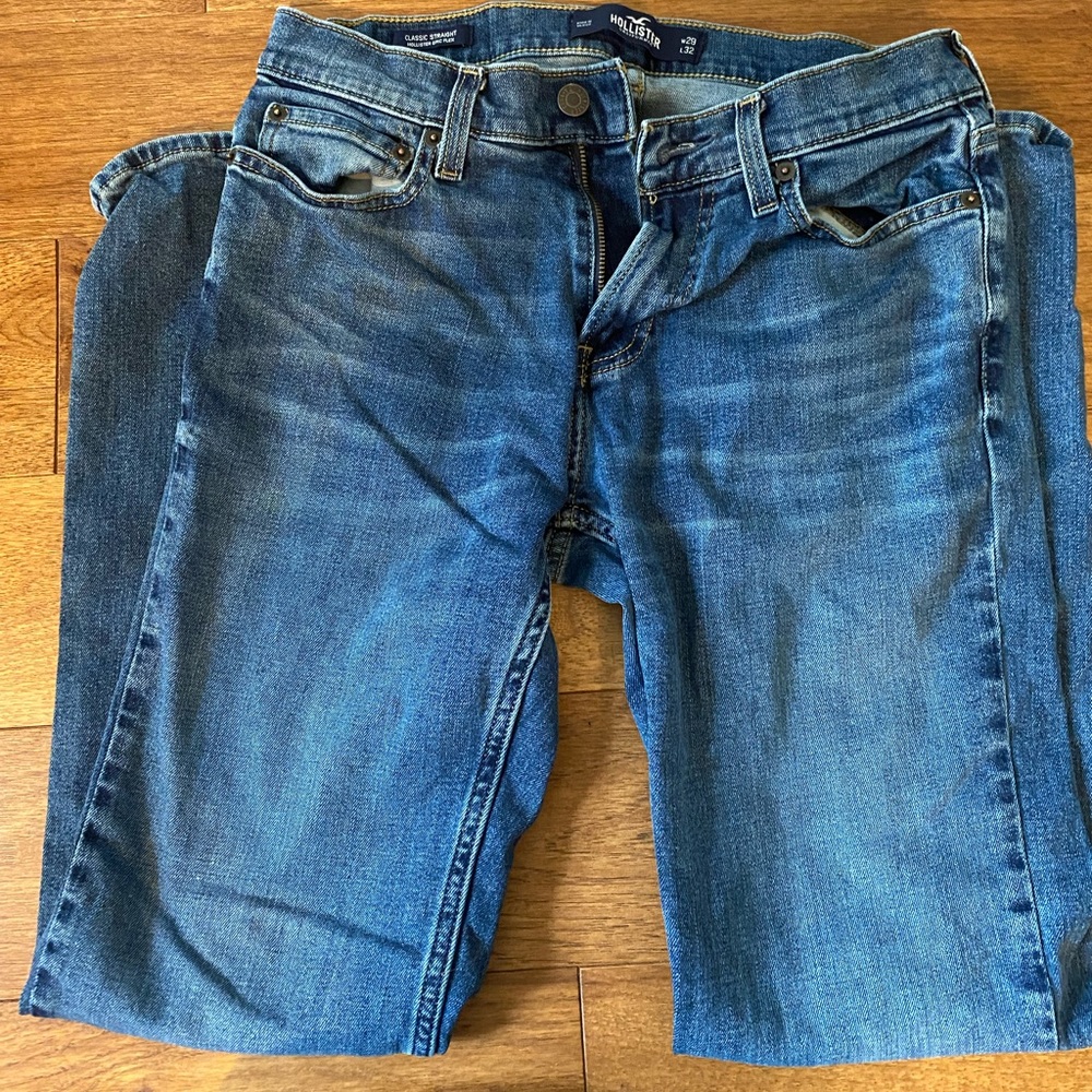 Men’s Hollister jeans. Size 29x32. Only worn a few times- like new condition!